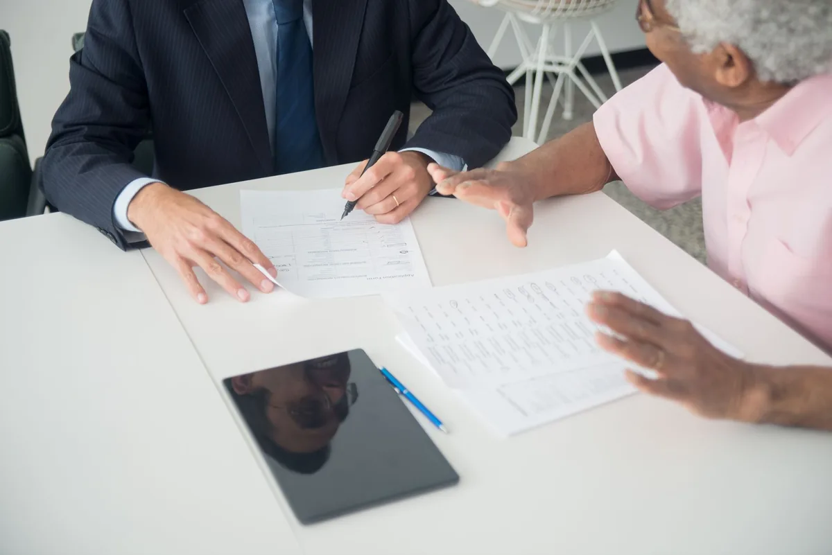 Advisor delivering business advisory services for coaches to a client